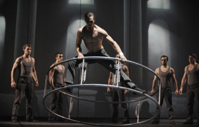cirkopolis-du-cirque-eloize-photo-valerie-remise