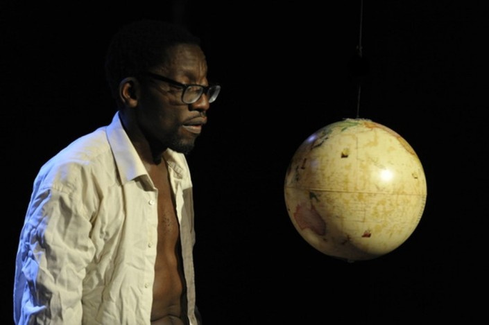 Joel Lokossou dans Cahier d’un retour au pays natal d’Aimé Césaire par la Compagnie Persona-Cesaire