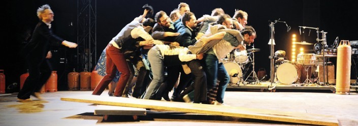 esquif-par-le-surnatural-orchestra-et-le-cirque-inextremiste