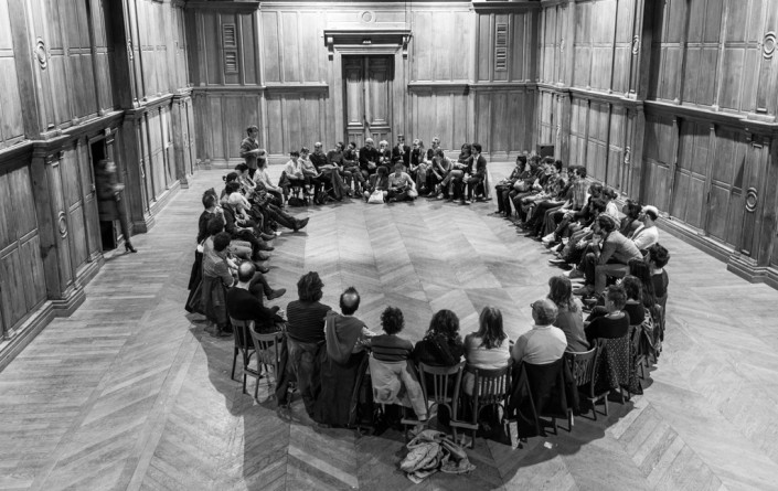noir public en cercle photo Diego Bresani