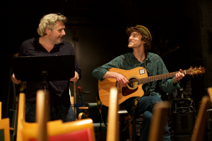 de Nicolas Rey & Mathieu Saïkaly photo Aksel Varichon