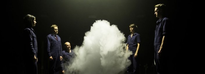 girl-from-the-fog-machine-factory-de-thom-luz