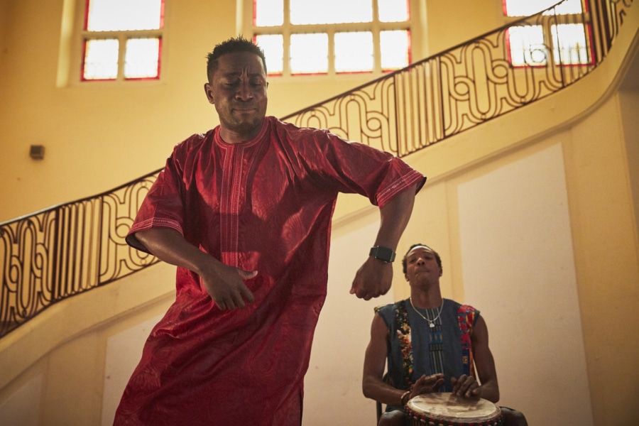 Le jeune Yacou l’exil entre conte et chansons Sceneweb