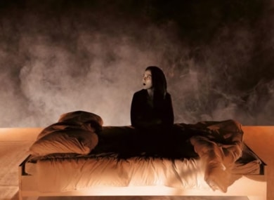 Céline Milliat-Baumgartner et Victoria Belen Martinezs dans D’un lit l’autre de Tünde Deak