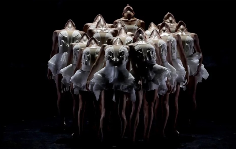 Le Lac des Cygnes d'Angelin Preljocaj © Jean-Claude Carbonne