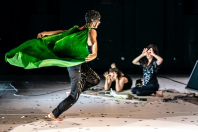 Lara Barsacq, Marta Capaccioli, Elisa Yvelin dans IDA don’t cry me love photo Stanislav Dobak