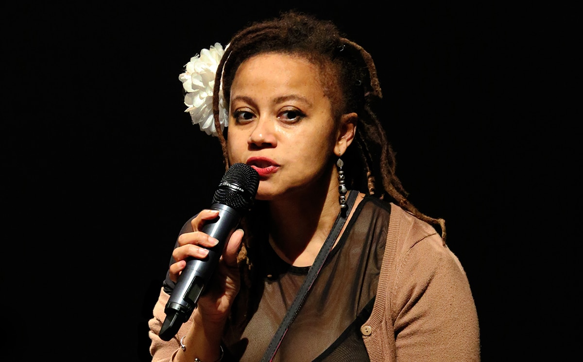 / portrait / Eva Doumbia, Afropéenne de la tête à la scène