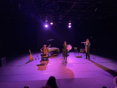 Henri Tournier et les musiciens de la troupe de l'imaginaire célèbrent la réouverture du Théâtre de la Ville
