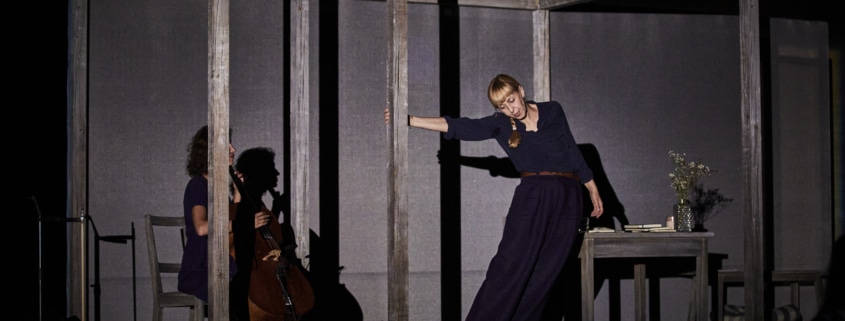 Lola Lafon dans Le Mur Invisible de Marlen Haushofer mise en scène Chloé Dabert au Festival d'Avignon