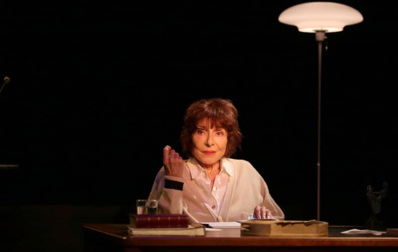 Judith Magre dans Une Vie allemande de Christopher Hampton au Poche-Montparnasse
