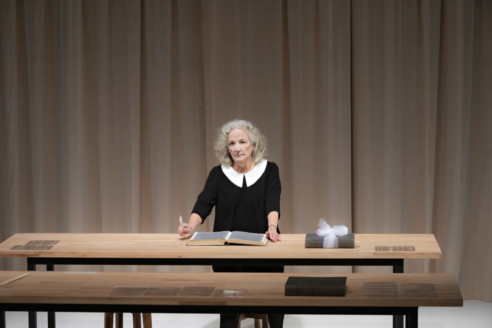 Catherine Hiegel dans Les Règles du Savoir-Vivre de Lagarce mise en scène Marcial Di Fonzo Bo Porte Saint-Martin