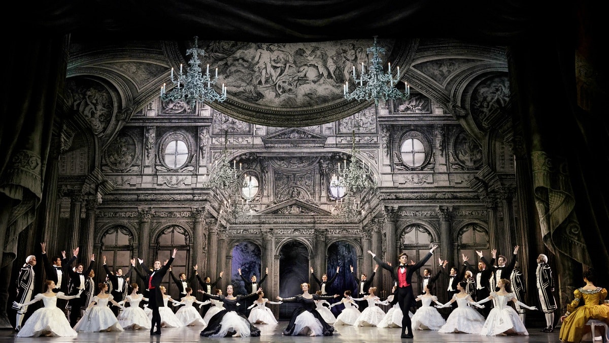 / critique / Le Rouge et le Noir devient un ballet en noir et blanc