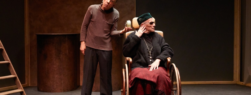 Denis Lavant et Frédéric Leidgens jouent dans Fin de partie de Beckett mise en scène Jacques Osinski Festival Off Avignon 2022 Théâtre des Halles