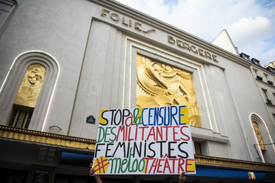 Manifestation du mouvement MeToo Théâtre devant les Folies Bergère en mai 2022