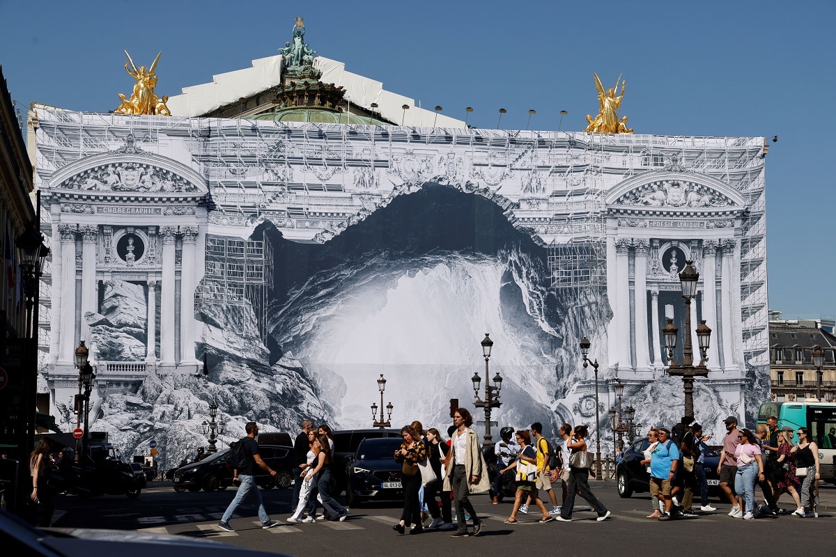 La façade du Palais Garnier à Paris se mue en caverne signée JR