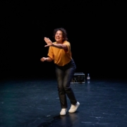 Lou-Adriana Bouzouiane dans Quartier de femmes de Mohamed Bourouissa