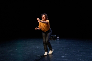Lou-Adriana Bouzouiane dans Quartier de femmes de Mohamed Bourouissa
