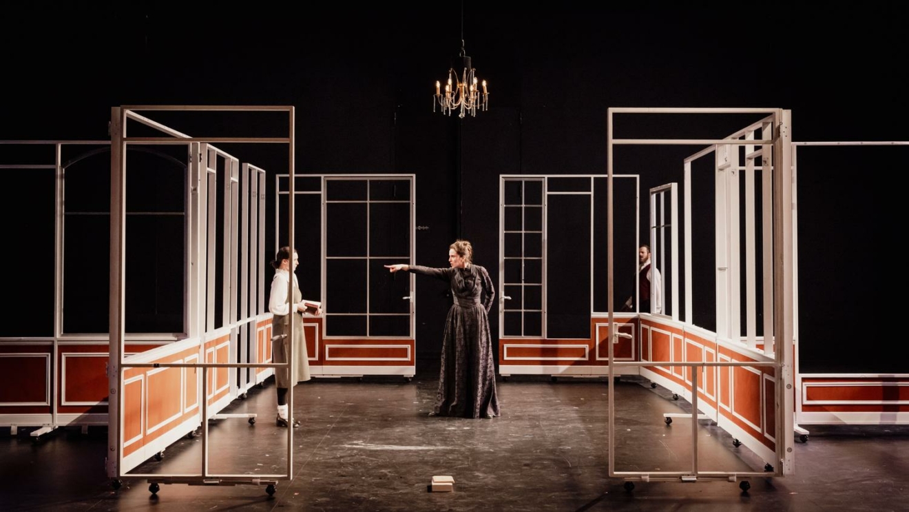 Animal Architecte (Camille Dagen, Emma Depoid) crée Les Forces vives d'après Simone de Beauvoir au Théâtre Olympia, Odéon, Phénix, Festival d'Automne à Paris