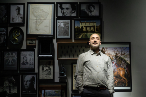 Mikaël Chirinian dans La Disparition de Josef Mengele d'Olivier Guez au Festival Off d'Avignon 2024