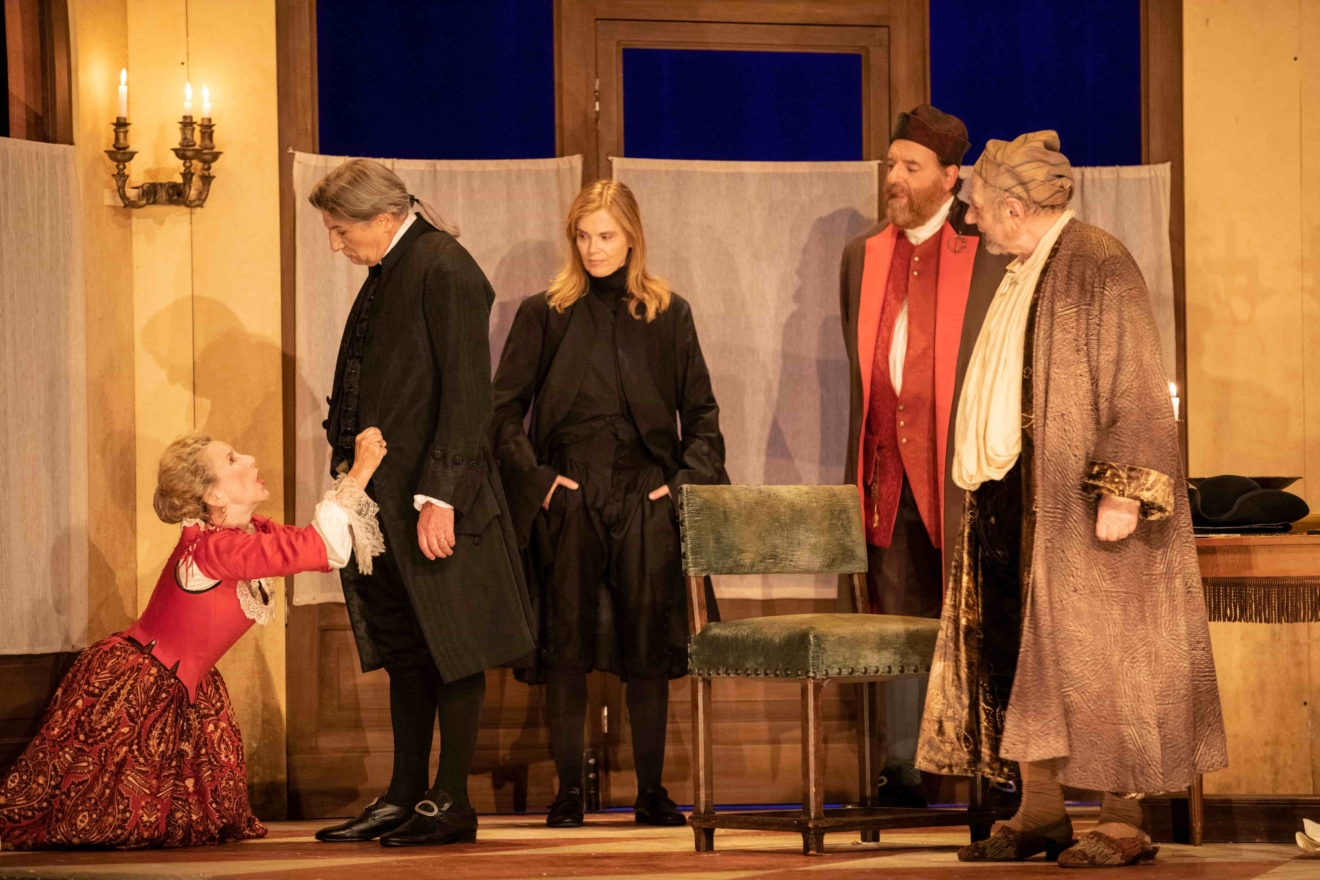 Catherine Hiegel monte La Serva Amorosa de Goldoni avec Isabelle Carré au Théâtre de la Porte Saint-Martin
