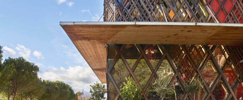 La façade du Théâtre Jean-Claude Carrière situé au Domaine d'O