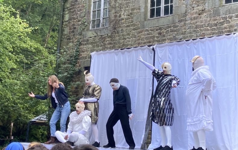 Simon Falguières crée Molière et ses masques au Festival du Moulin de l'Hydre 2024