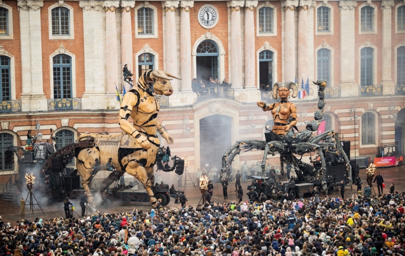 Le Minotaure et Lilith la gardienne des ténèbres dans l'opéra urbain de François Delarozière