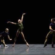 Loup Marcault-Derouard, Roxane Stojanov et Takeru Coste dans Rearray de William Forsythe