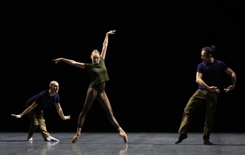 Loup Marcault-Derouard, Roxane Stojanov et Takeru Coste dans Rearray de William Forsythe