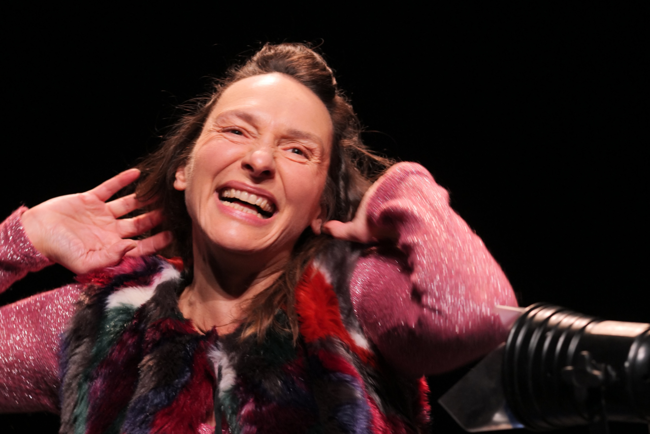 Virginie Colemyn dans À cheval sur le dos des oiseaux de Céline Delbecq
