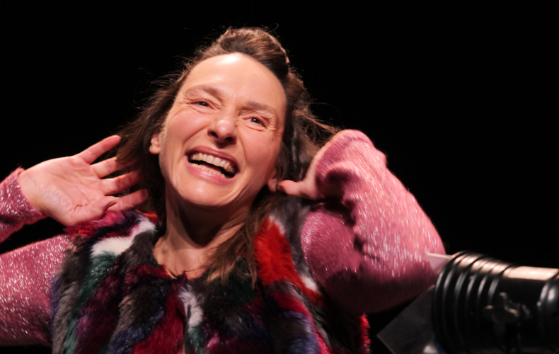 Virginie Colemyn dans À cheval sur le dos des oiseaux de Céline Delbecq