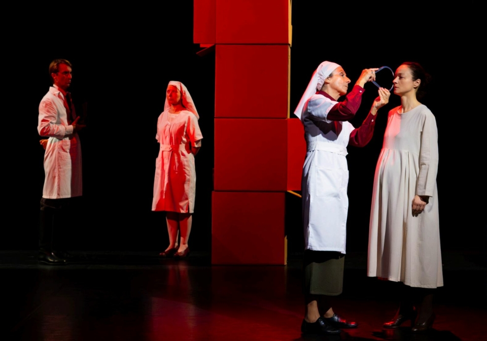 Jeanne Signé monte Les petits chevaux, une histoire d'enfants des Lebensborn