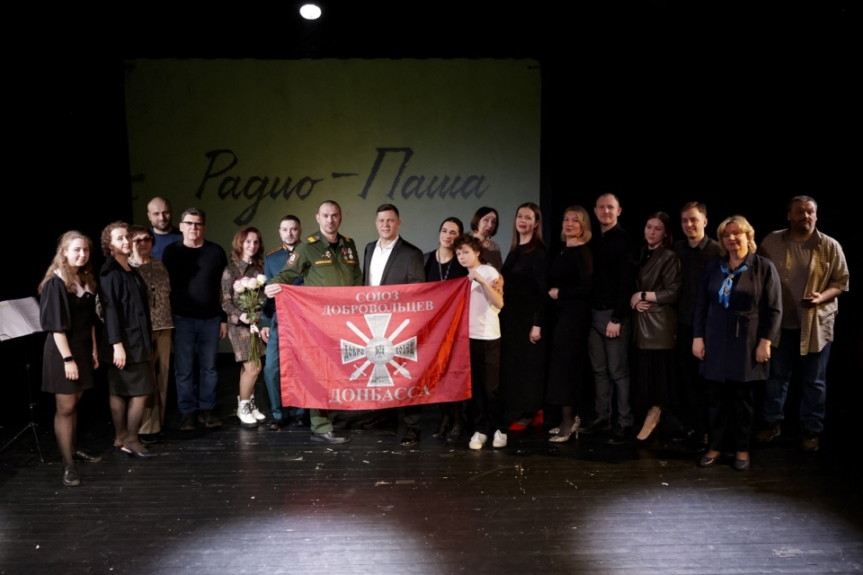 Le vétéran amputé Pavel Lazarev pose avec des acteurs après la représentation de la pièce « Radio-Pacha », Le vétéran amputé Pavel Lazarev pose avec des acteurs après la représentation de la pièce « Radio-Pacha », donnée en Russie