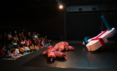 Public enfant devant Funny Games de Yvan Clédat et Coco Petitpierre