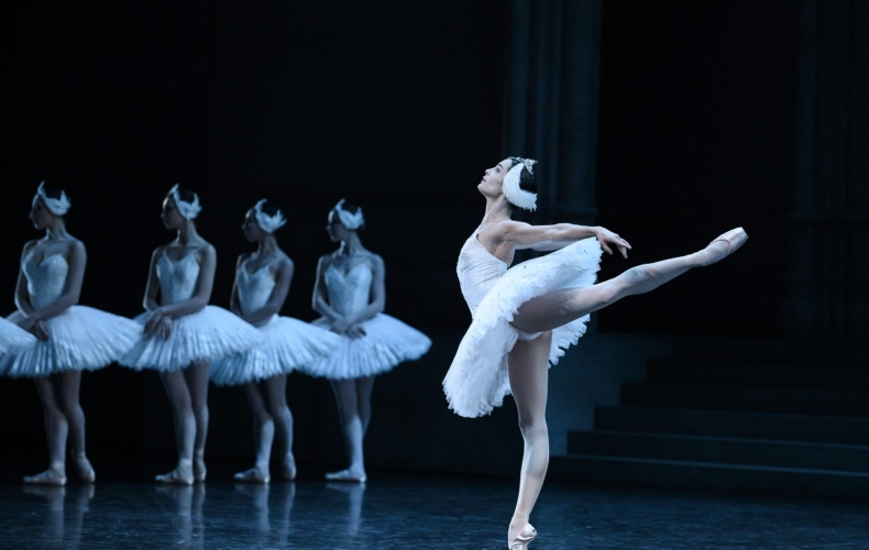 Amandine Albisson dans Le Lac des cygnes