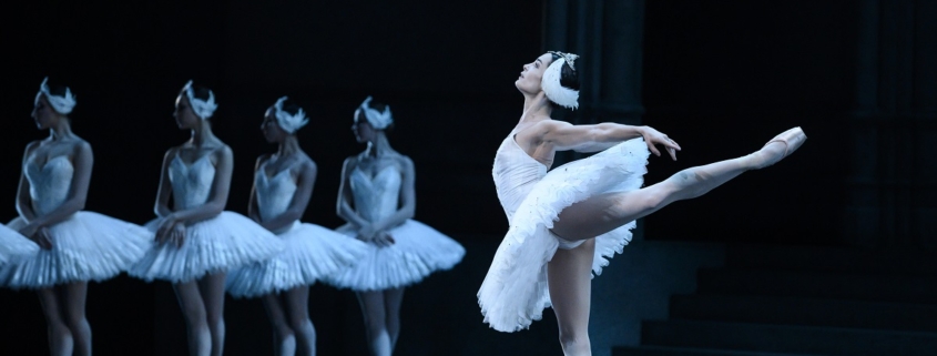 Amandine Albisson dans Le Lac des cygnes