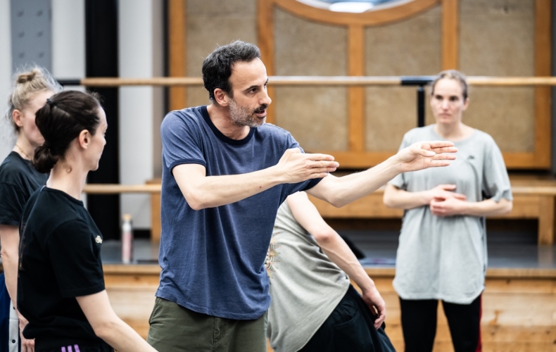 Hofesh Shechter en répétition de Red Carpet