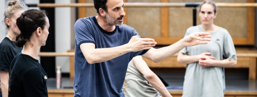Hofesh Shechter en répétition de Red Carpet