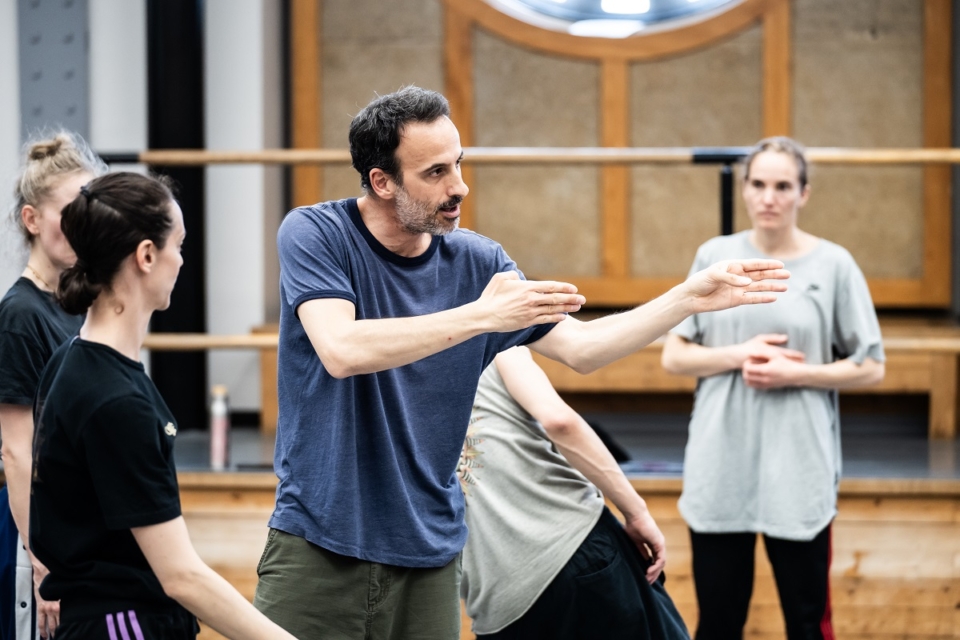 Hofesh Shechter en répétition de Red Carpet
