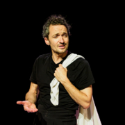 Les Paillettes de leur vie ou la paix déménage de Mickaël Délis