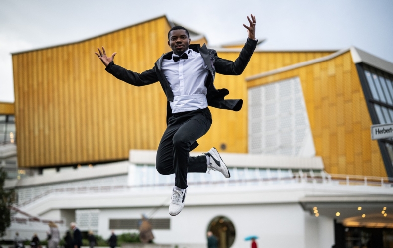 Yann Antonio devant la Philharmonie de Berlin
