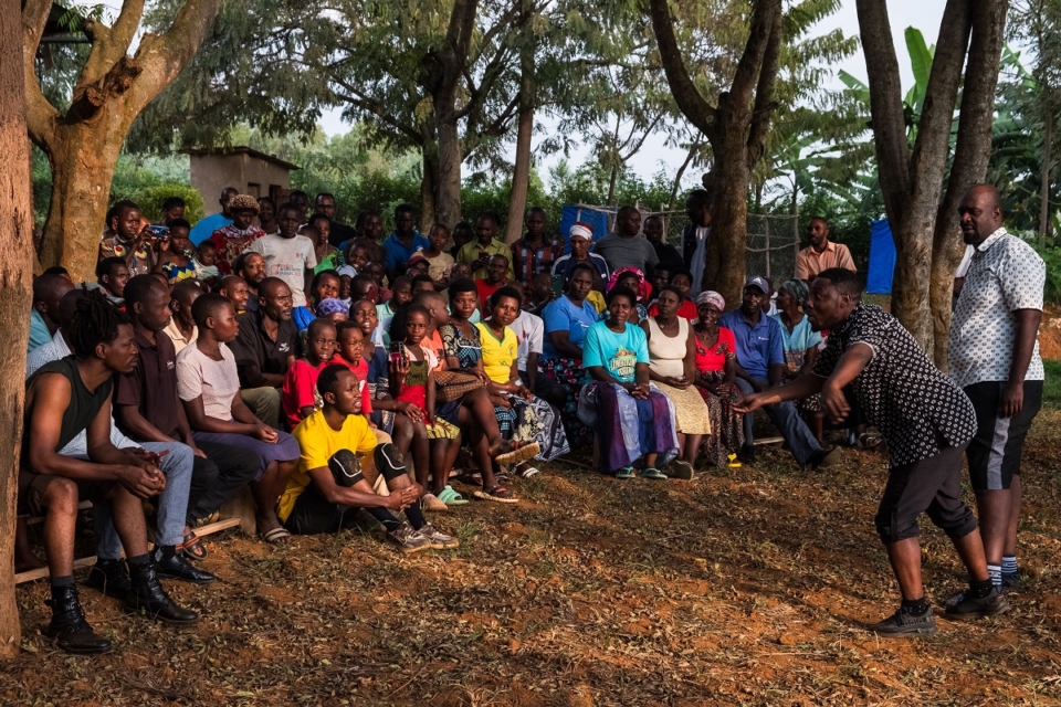 Des habitants assistent à une représentation de Gahugu Gato, une pièce adaptée du roman Petit Pays de Gaël Faye, à Nyamata