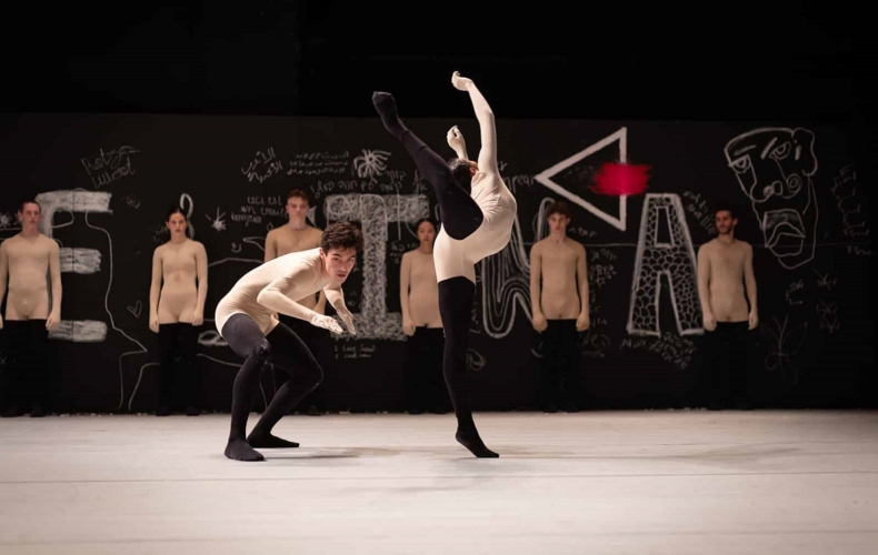 Naharin's Virus par la Batsheva Ensemble