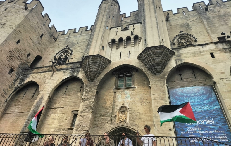 Nouvelle Déclaration d'Avignon devant le Palais des Papes