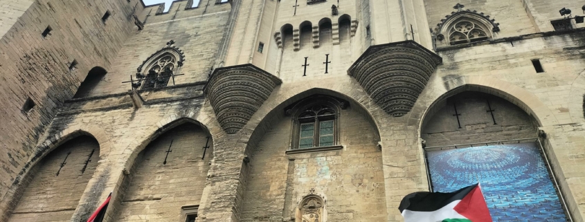 Nouvelle Déclaration d'Avignon devant le Palais des Papes