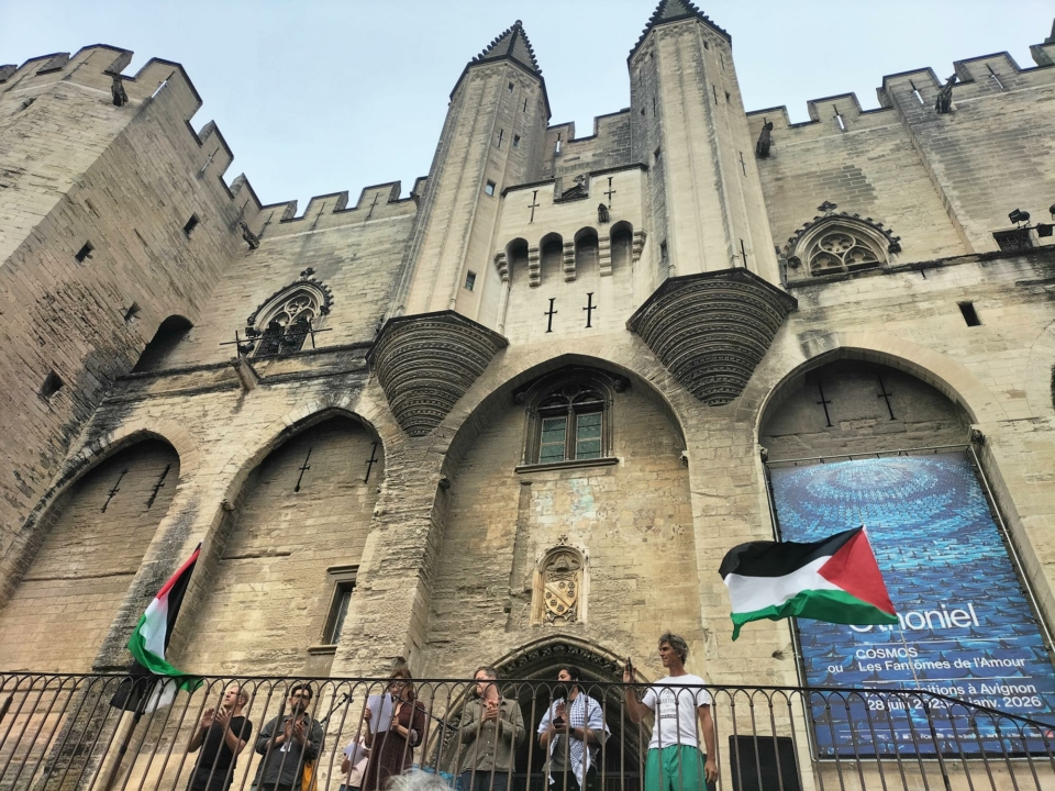 Nouvelle Déclaration d'Avignon devant le Palais des Papes
