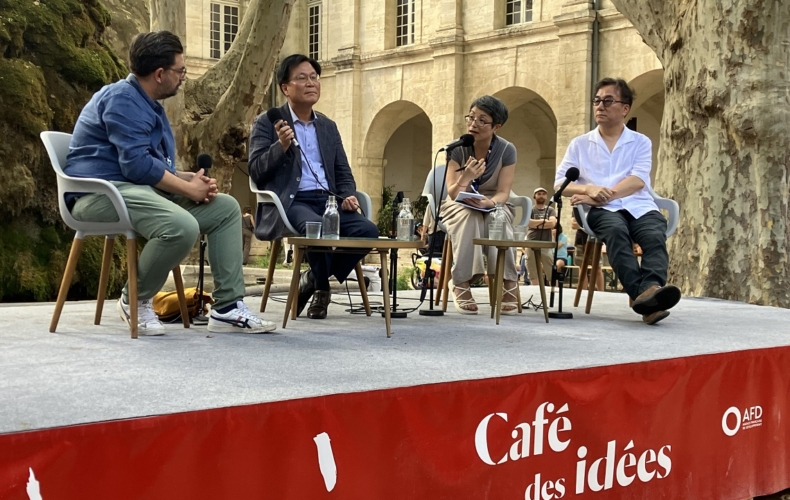 Aux côtés de Jang Ho Kim, président du Korea Arts Management Service, et de Kyu Choi, directeur artistique du Seoul Performing Arts Festival, Tiago Rodrigues a annoncé que le coréen serait la langue invitée du Festival d'Avignon 2026