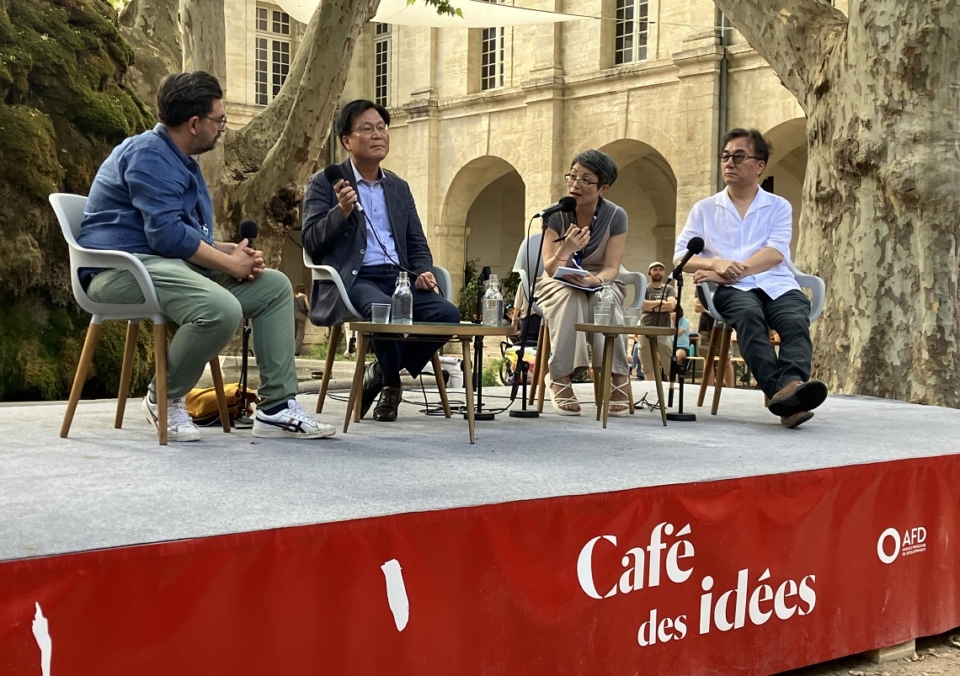 Aux côtés de Jang Ho Kim, président du Korea Arts Management Service, et de Kyu Choi, directeur artistique du Seoul Performing Arts Festival, Tiago Rodrigues a annoncé que le coréen serait la langue invitée du Festival d'Avignon 2026