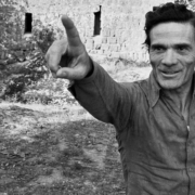 © Gideon Bachmann, Pier Paolo Pasolini alla Torre di Chia, Viterbo, 1974. Archivio cinemazero