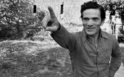 © Gideon Bachmann, Pier Paolo Pasolini alla Torre di Chia, Viterbo, 1974. Archivio cinemazero